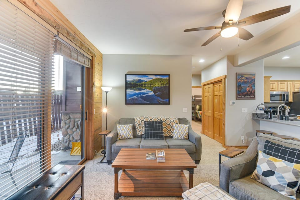 Patio & Mountain Views: Central Grand Lake Condo! House in Grand Lake