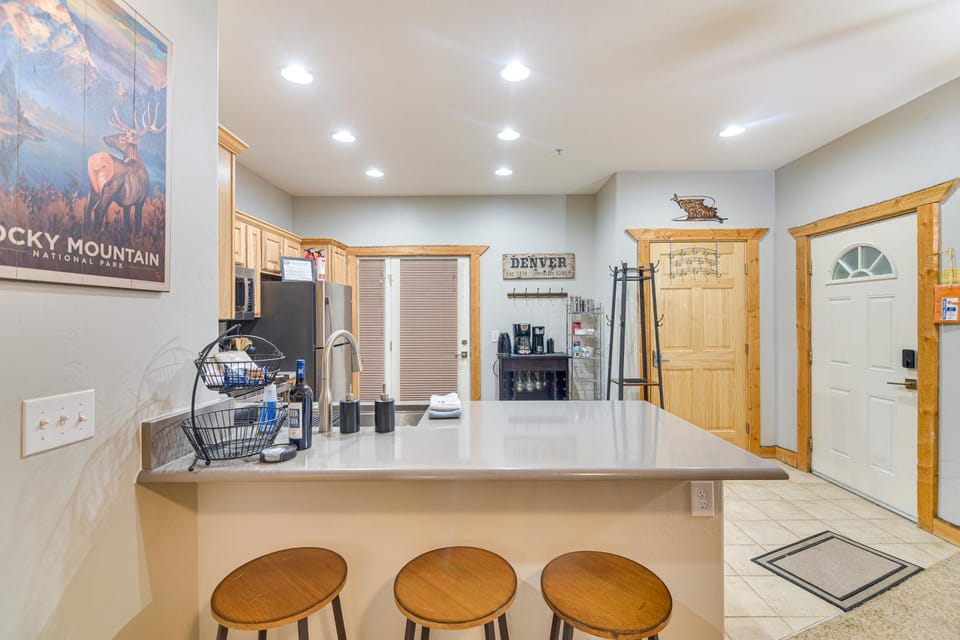 Patio & Mountain Views: Central Grand Lake Condo! House in Grand Lake