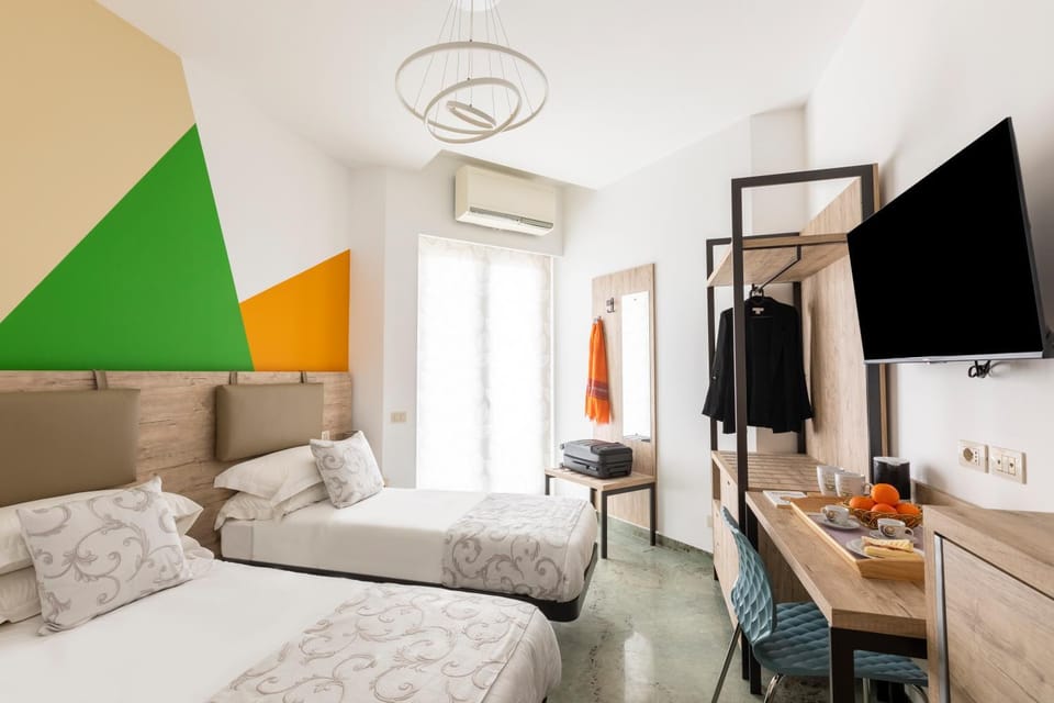 Bed, TV and multimedia, Photo of the whole room