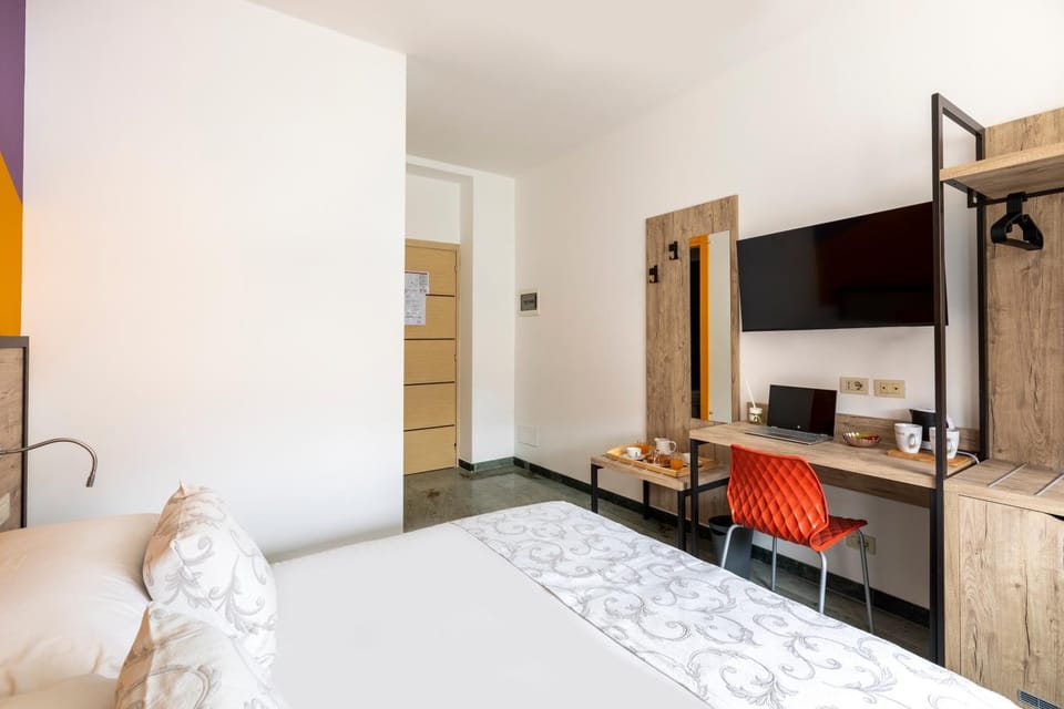 Bed, TV and multimedia, Bedroom