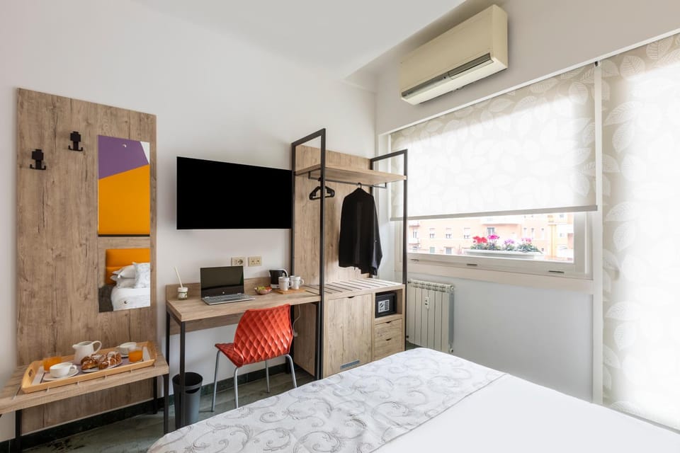 Bed, TV and multimedia, Photo of the whole room