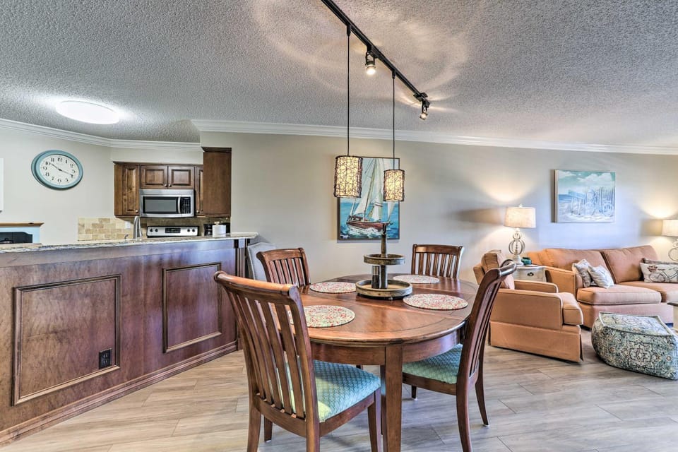 4 Mi to St Pete Beach! Family Condo w/ Pool Access House in Isla del Sol