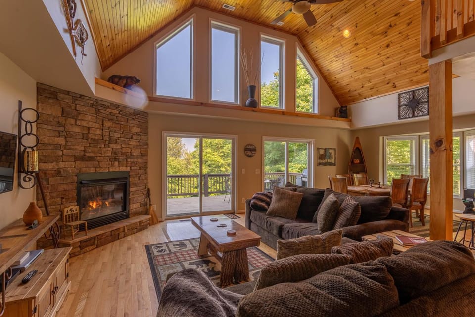 4 Bears Lodge House in Watauga