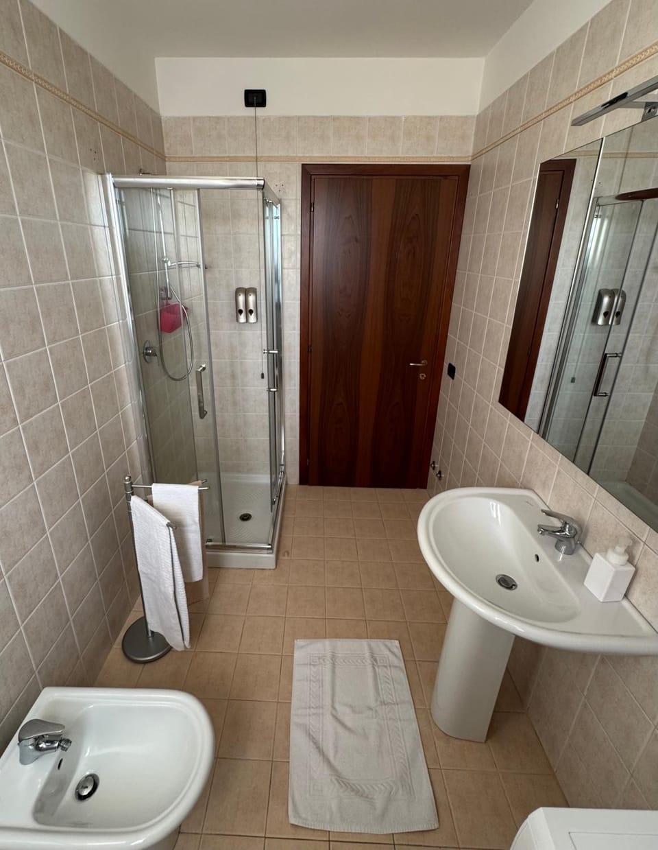 Shower, Toilet, Bathroom, towels