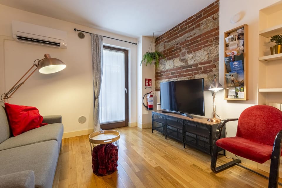 TV and multimedia, Living room, Seating area, air conditioner