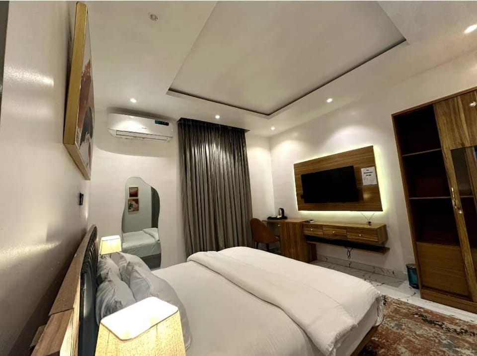 Bed, TV and multimedia, Bedroom, wardrobe