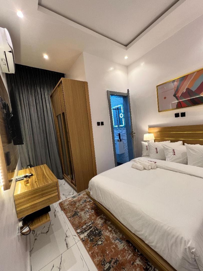 Bed, TV and multimedia, Bedroom, wardrobe