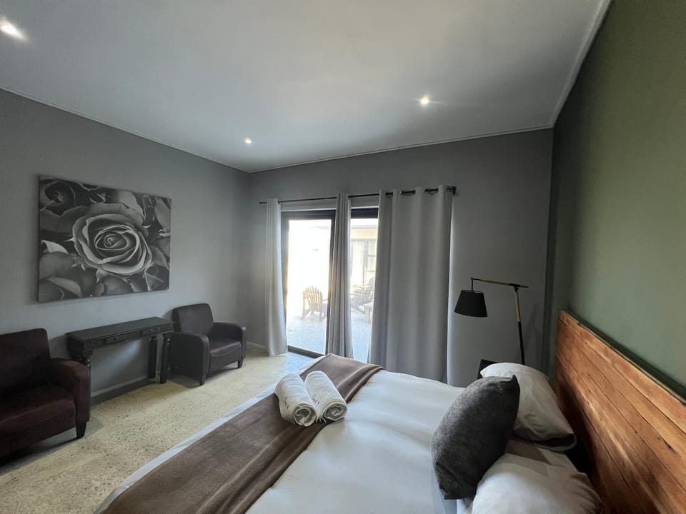 Bed, Photo of the whole room, Seating area, Bedroom