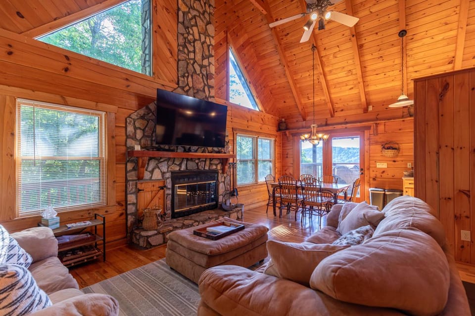 Whispering Ridge Retreat House in Brushy Fork