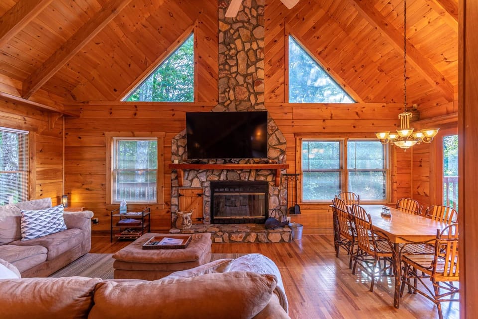 Whispering Ridge Retreat House in Brushy Fork