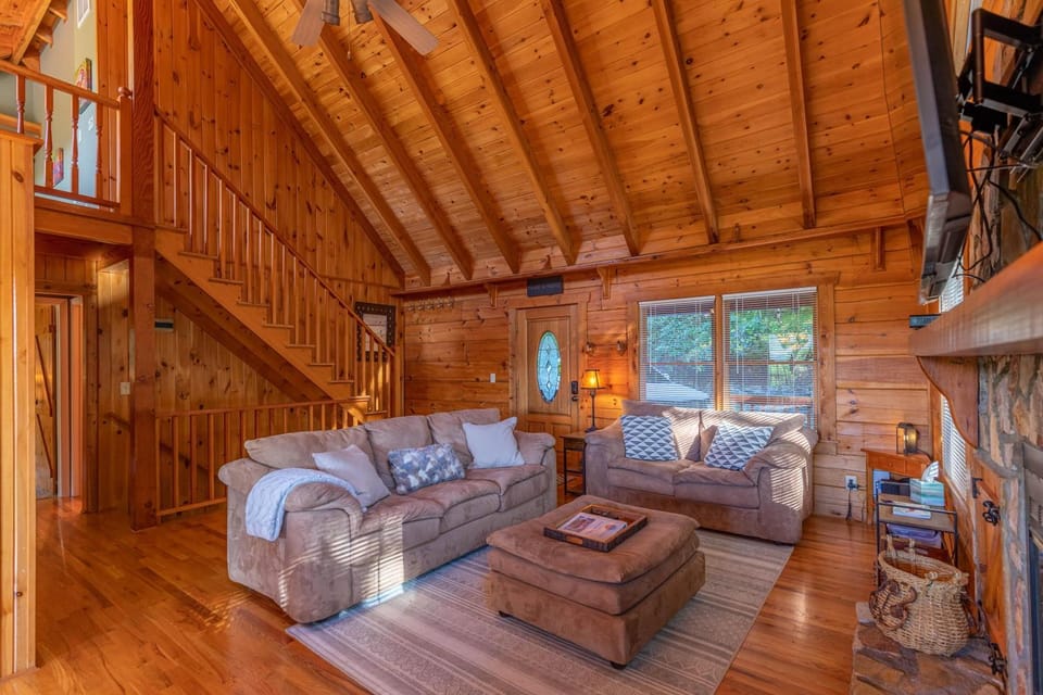 Whispering Ridge Retreat House in Brushy Fork