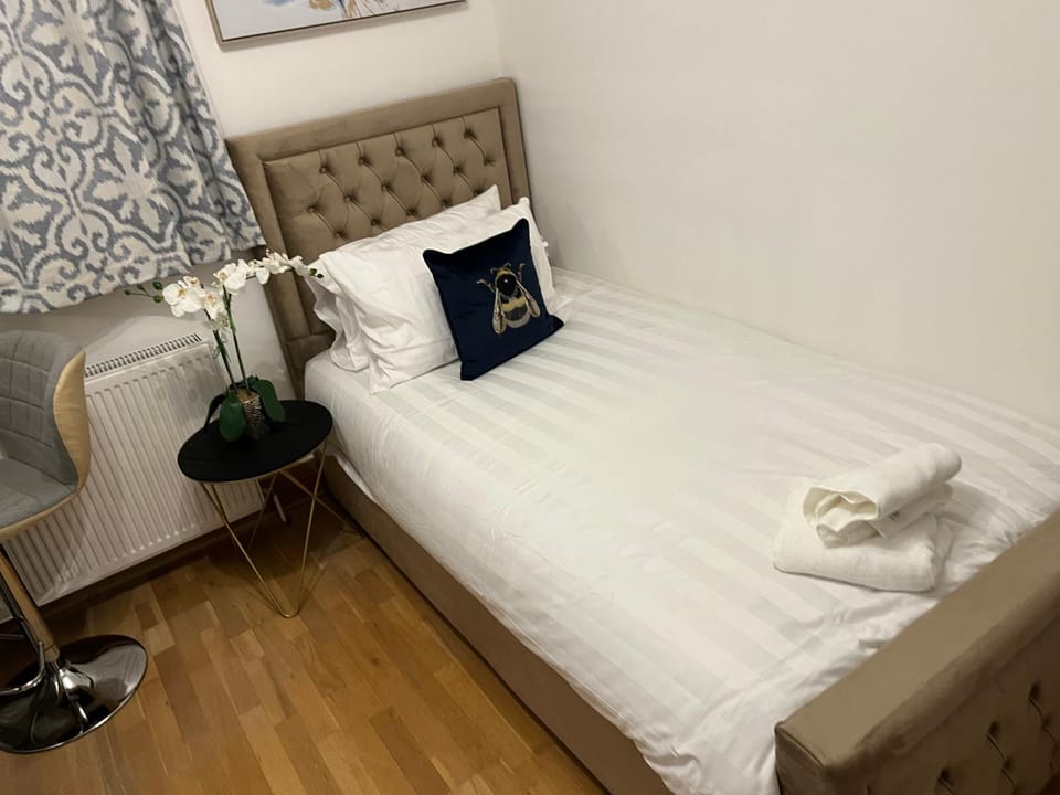 TJ Homes - Double room with Single Bed - 3 Min to Tube station - London Bed and Breakfast in Pinner