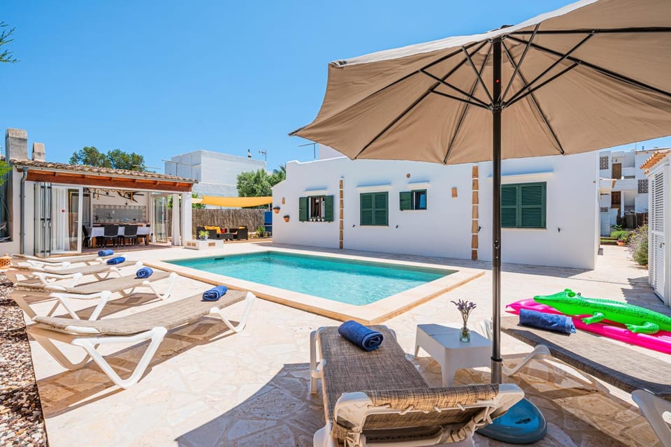 Swimming pool, sunbed