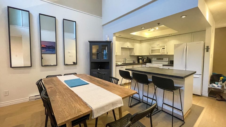2BR plus Loft, Modern and Spacious, Hot Tub and Sauna, Private Balcony, Fireplace House in Whistler