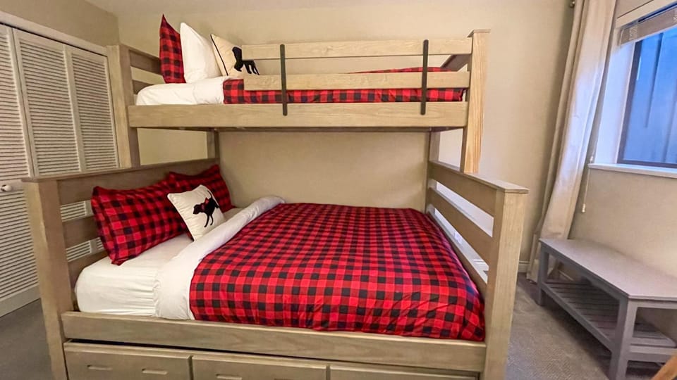 2BR plus Loft, Modern and Spacious, Hot Tub and Sauna, Private Balcony, Fireplace House in Whistler