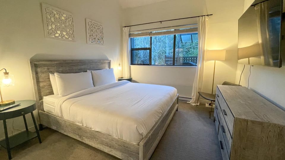 2BR plus Loft, Modern and Spacious, Hot Tub and Sauna, Private Balcony, Fireplace House in Whistler