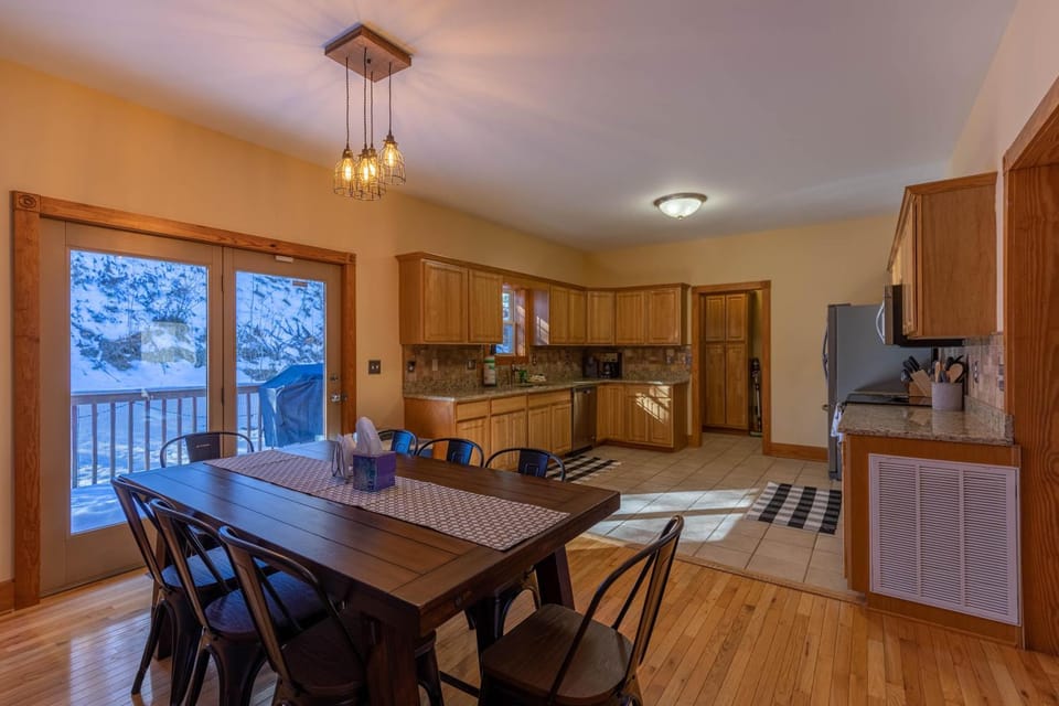 Lazy Bear Inn House in Watauga