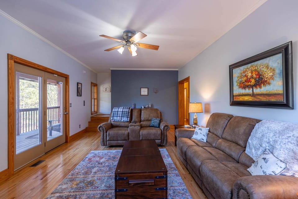 Lazy Bear Inn House in Watauga