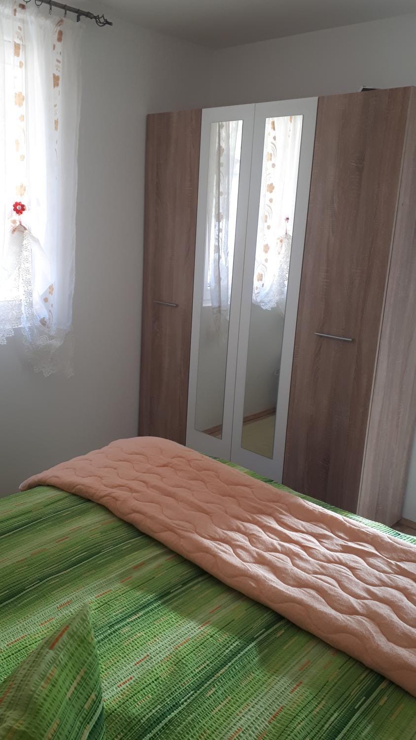 Photo of the whole room, Bedroom, wardrobe