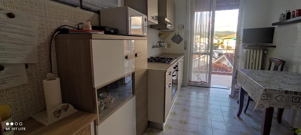 Kitchen or kitchenette, Dining area, oven, pet friendly, stove