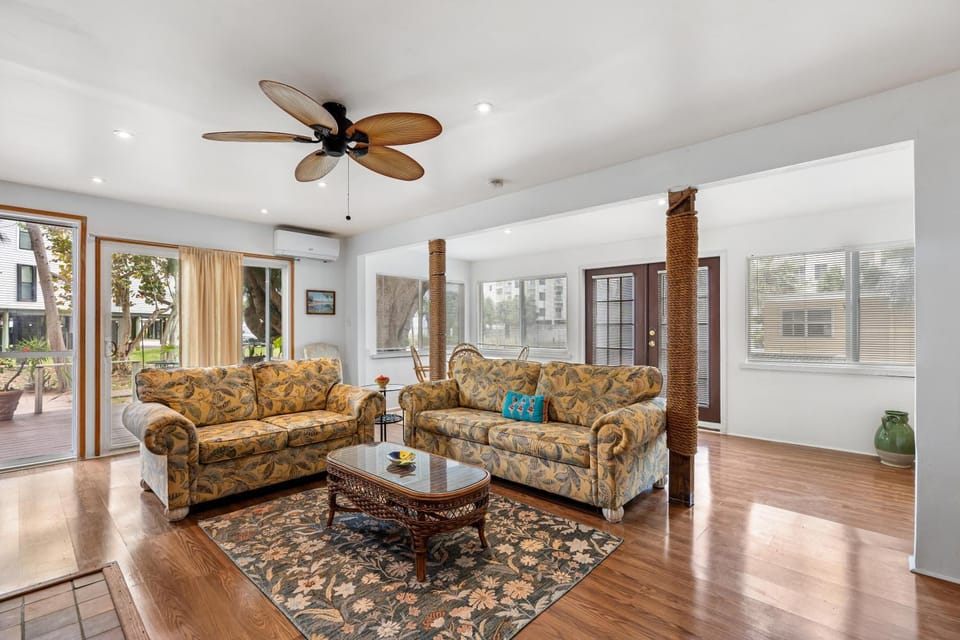 Sunshine Pine Palm Treasure Island Beach Sleeps 16 Apartment in Treasure Island