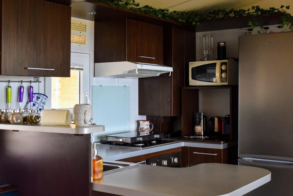 Kitchen or kitchenette, minibar