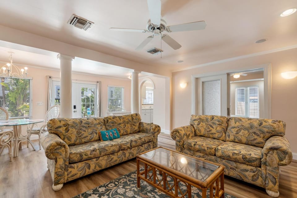 Sunshine Pine Treasure Island Beach Sleeps 12 House in Treasure Island