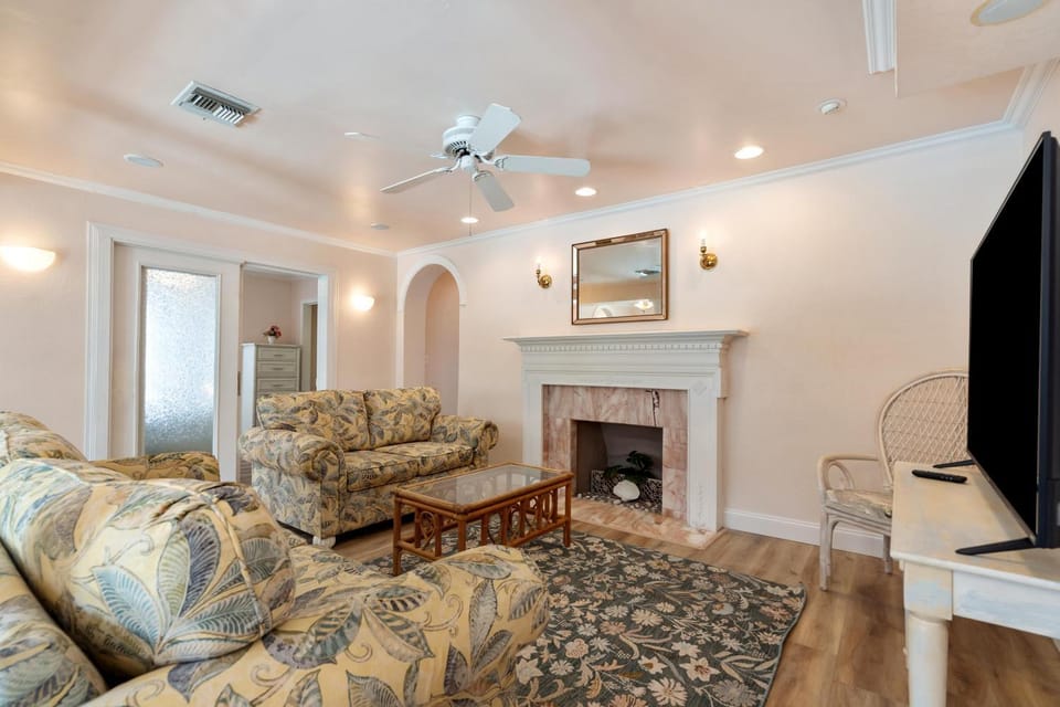 Sunshine Pine Treasure Island Beach Sleeps 12 House in Treasure Island
