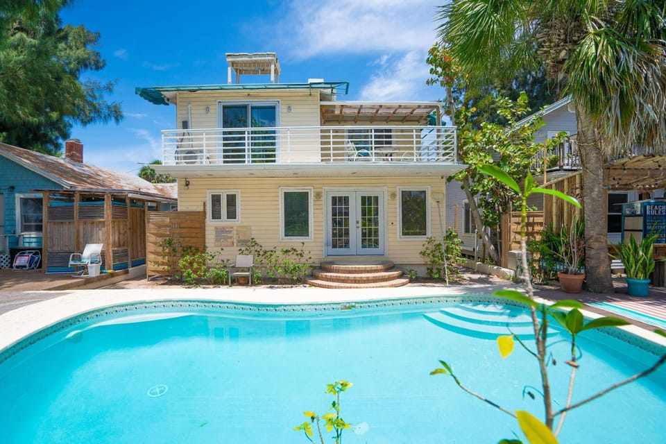 Sunshine Pine Treasure Island Beach Sleeps 12 House in Treasure Island