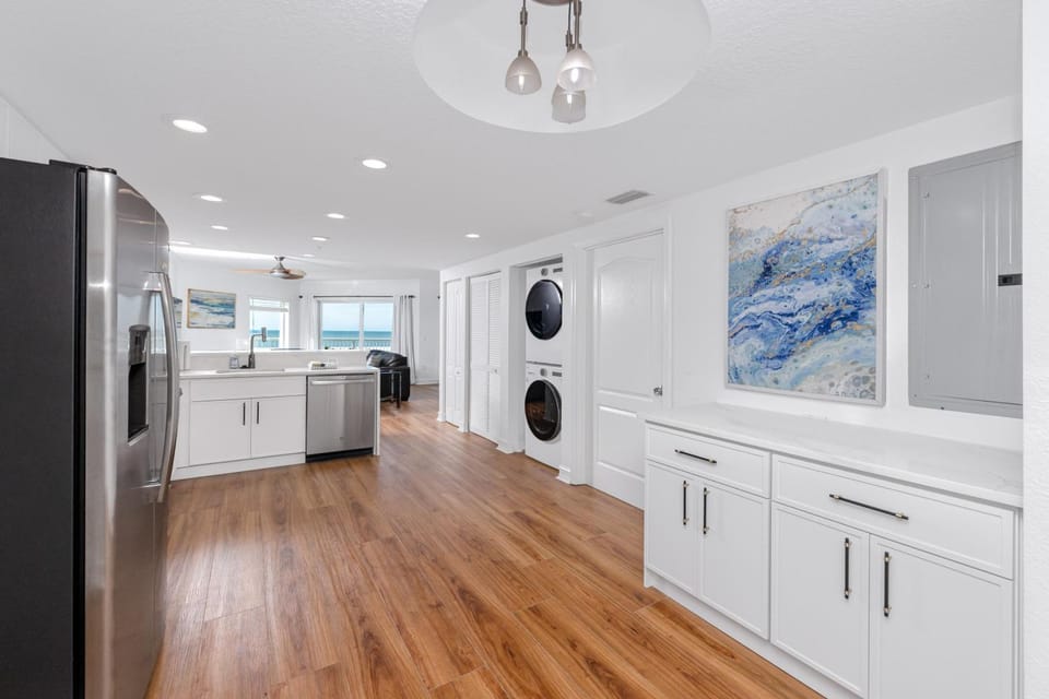 Luxury Spacious Penthouse Beach View Treasure Island Pool HotTub House in Treasure Island