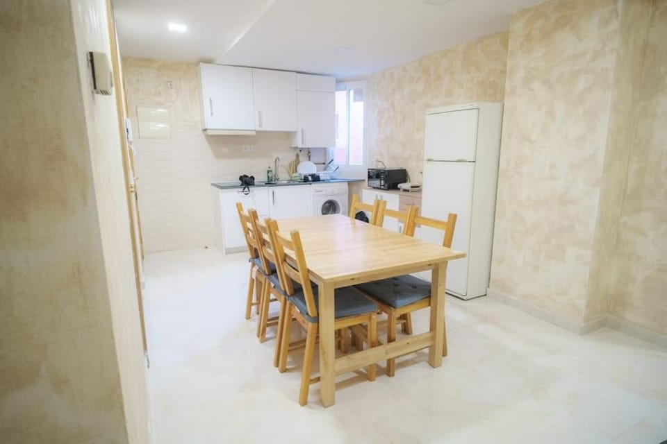 Kitchen or kitchenette, Dining area, minibar, stove