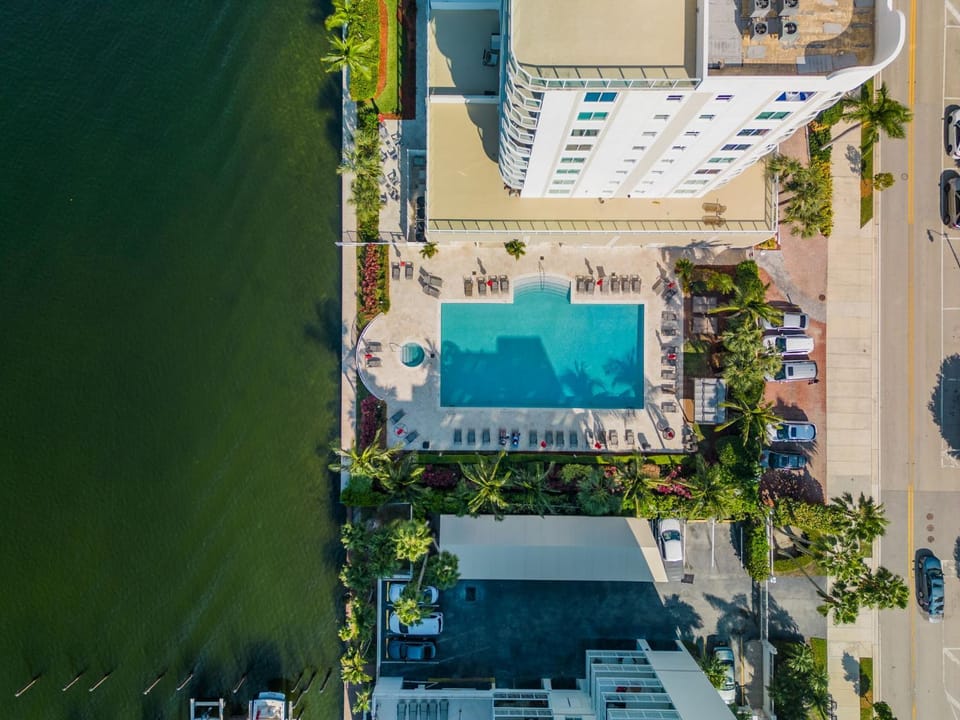 Property building, Neighbourhood, Pool view, Swimming pool, Swimming pool