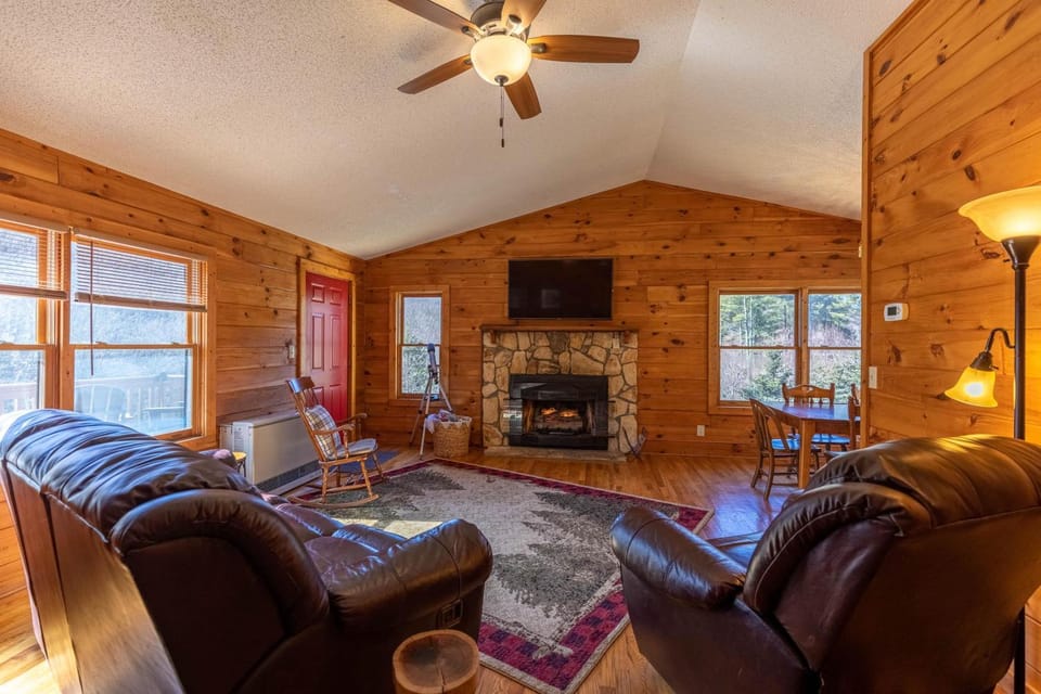 Pine Creek Cabin Cabin in Watauga