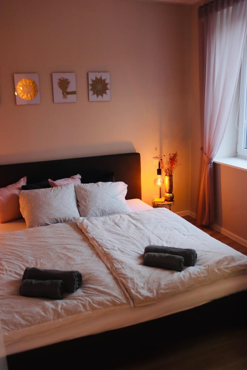 Bed, Photo of the whole room, Bedroom, towels