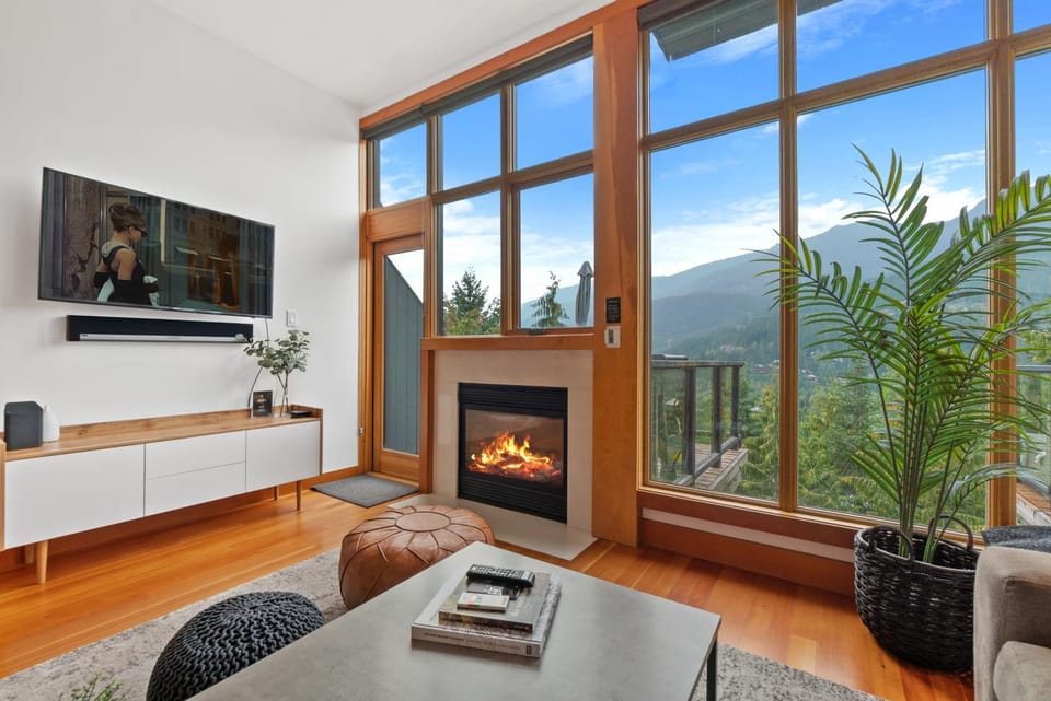 TV and multimedia, Living room, Evening entertainment, Mountain view