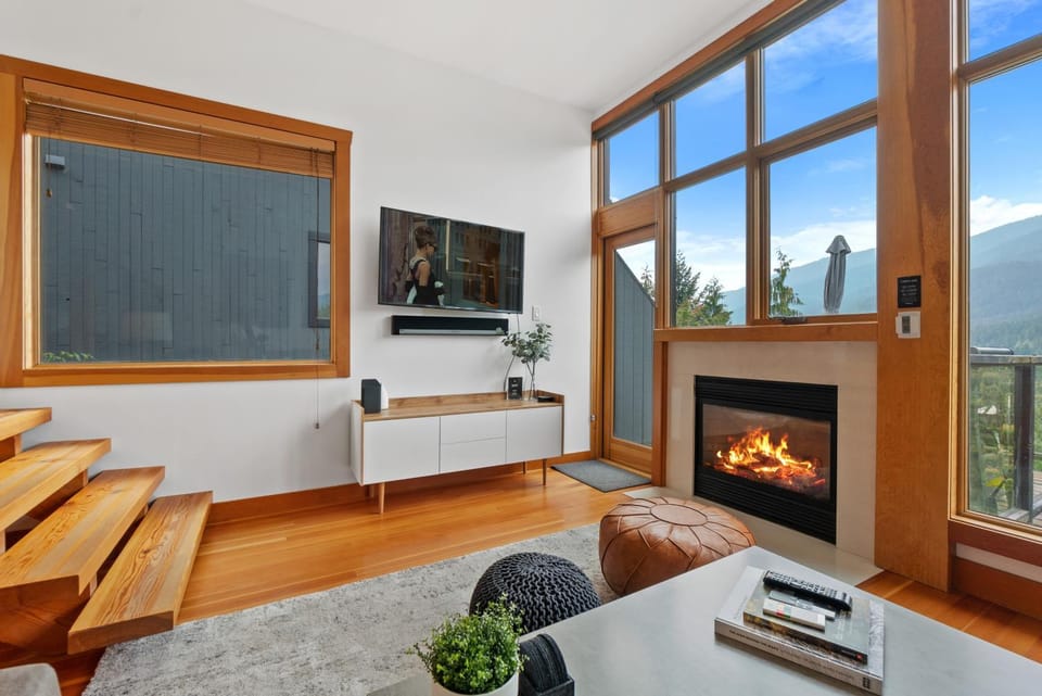 TV and multimedia, Living room, Seating area, Evening entertainment, Mountain view