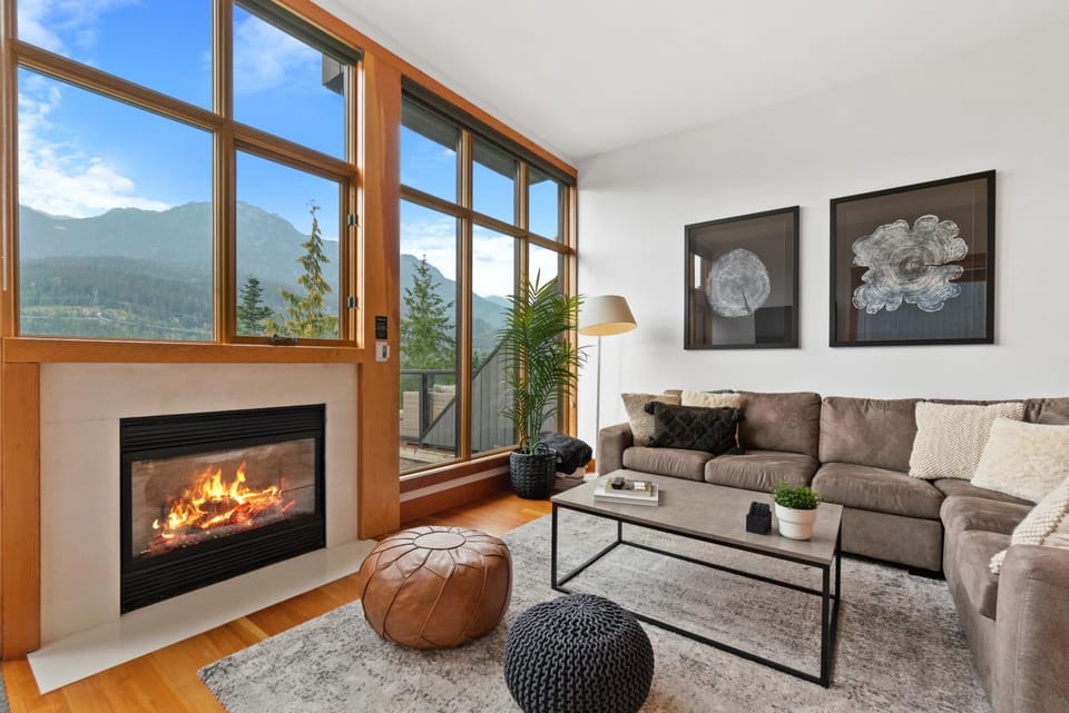 Living room, Mountain view, flat iron