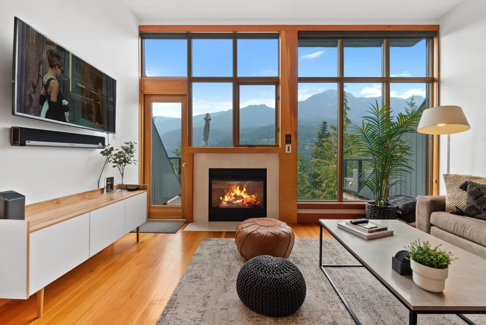 Natural landscape, TV and multimedia, Living room, Seating area, Mountain view