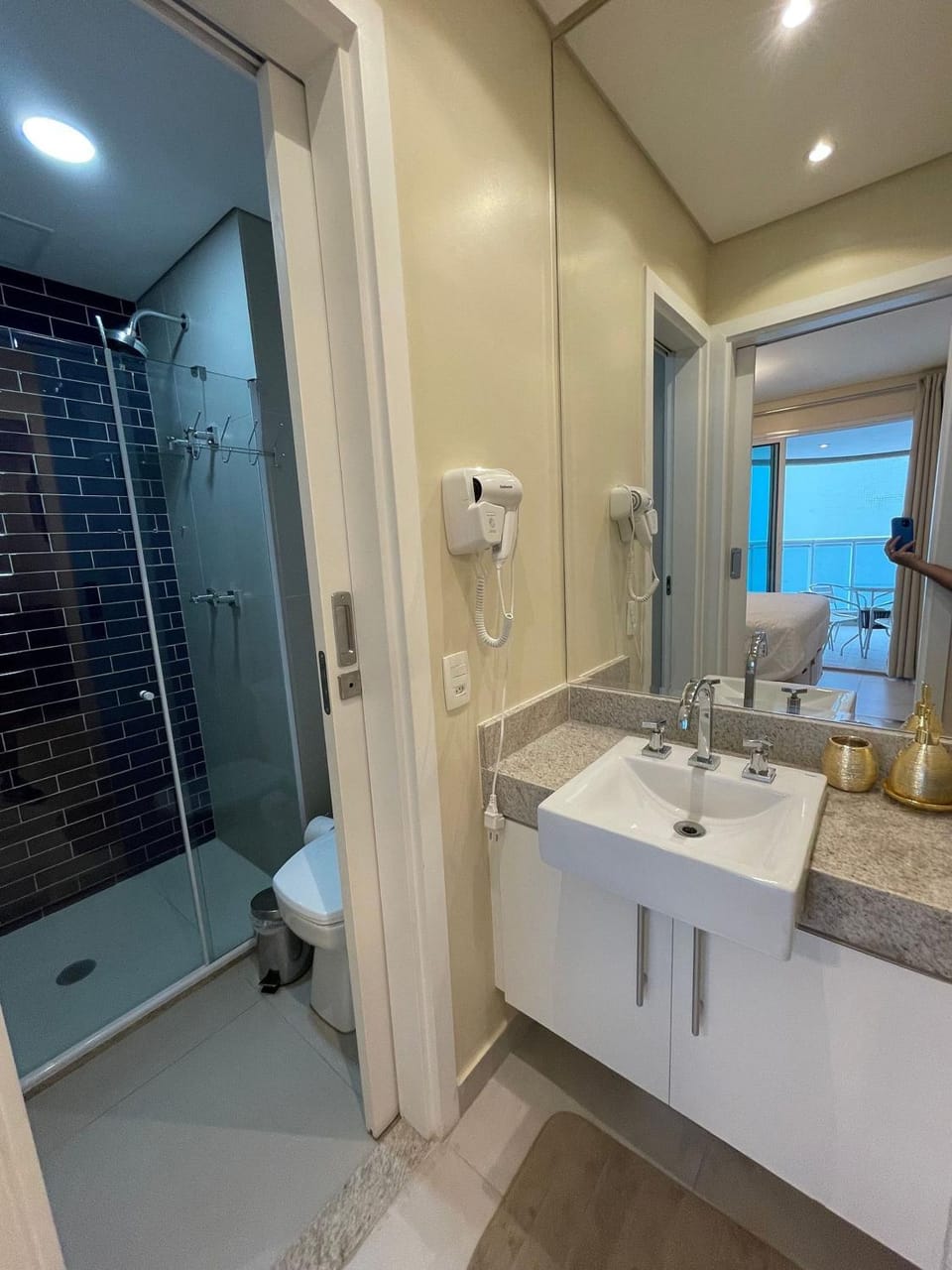 Shower, Toilet