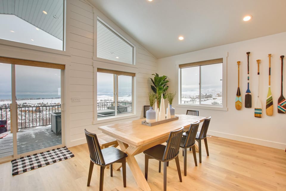 Pool Access & Lake Views: Modern Garden City Home House in Garden City