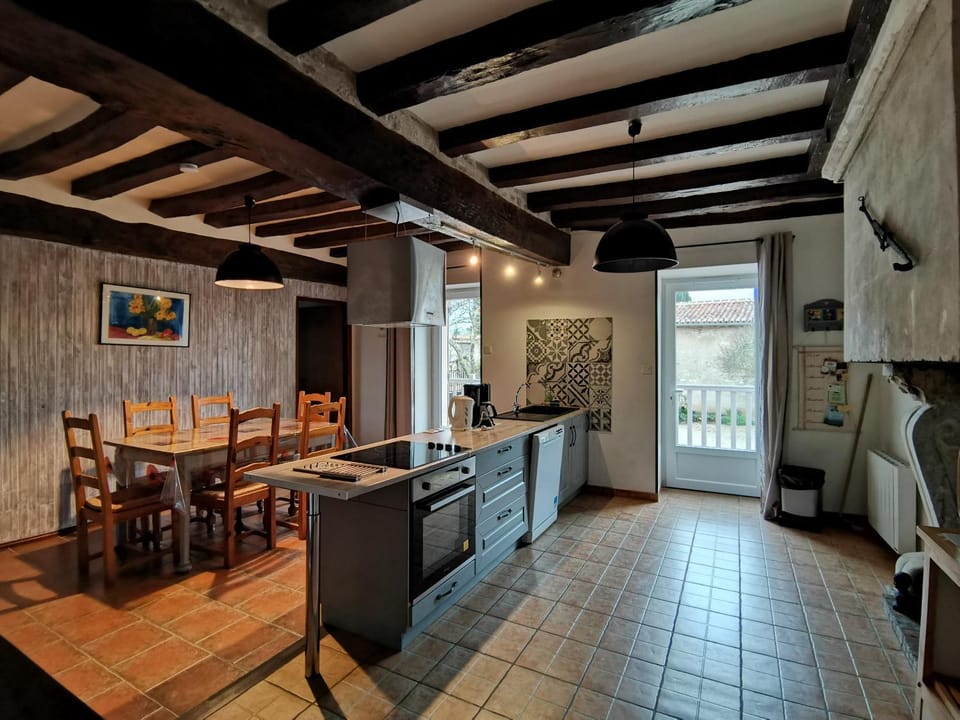 Facade/entrance, Kitchen or kitchenette, Dining area, stove