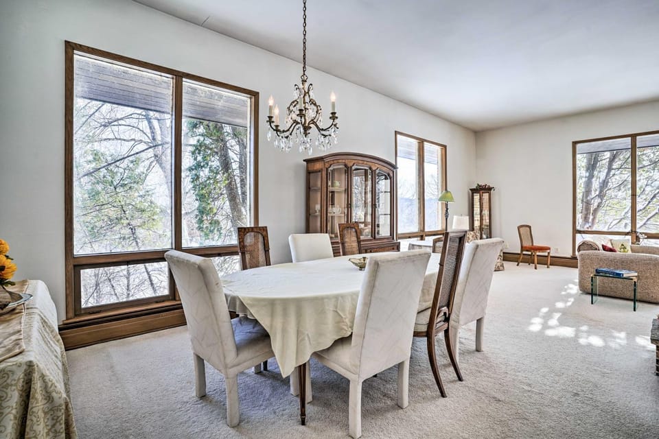 15 Mi to Downtown Minneapolis: Retreat on 5 Acres House in Minnetonka