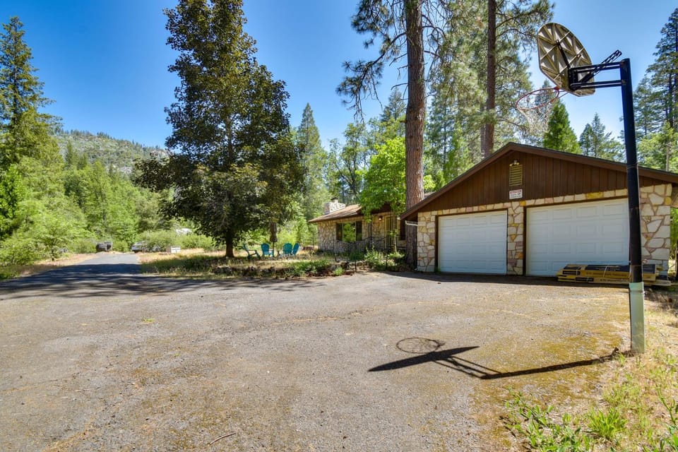 7 Mi to Yosemite Nat'l Park: Riverfront Getaway! House in Tuolumne County