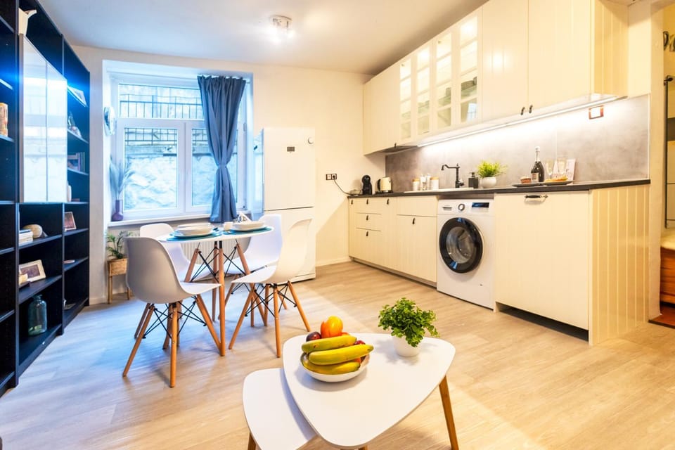 Kitchen or kitchenette, Seating area, Dining area