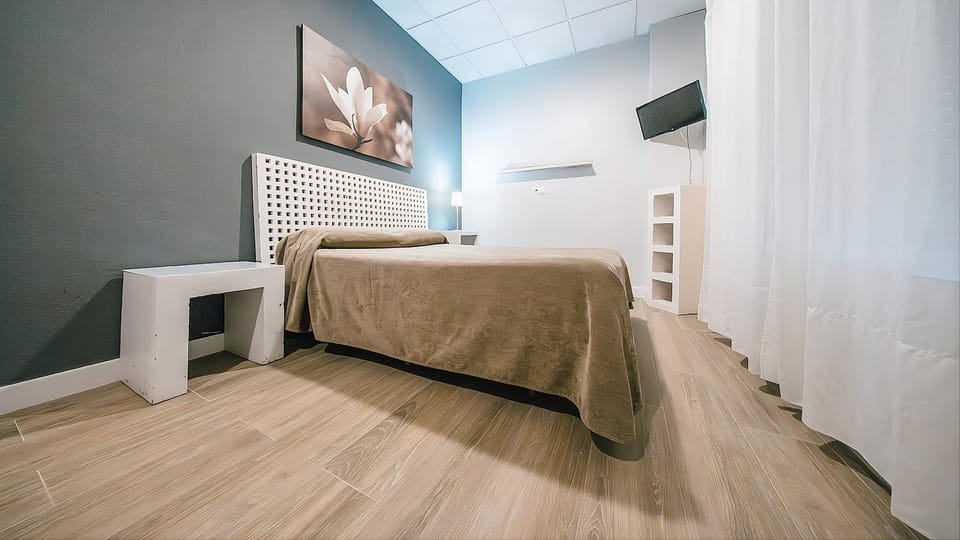 Bed, TV and multimedia, Photo of the whole room, Bedroom