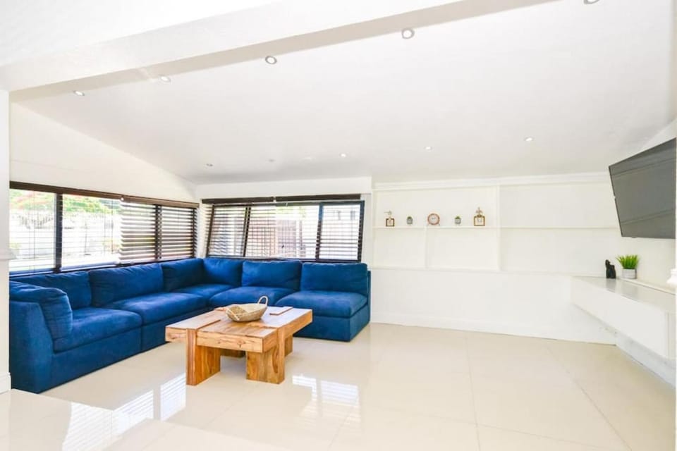 Five Bedroom Villa With POOL In Highland Lakes Near Aventura Mall Villa in Hallandale Beach