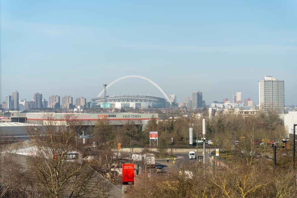 Nearby landmark, Day, Neighbourhood, River view