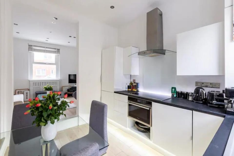 Kitchen or kitchenette, Dining area, dishwasher, minibar, pet friendly, stove, toaster
