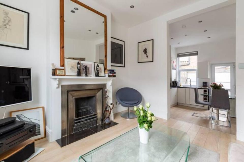 Kitchen or kitchenette, Living room, Seating area, Dining area, flat iron