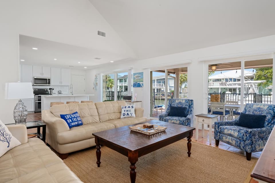 Kitchen or kitchenette, Living room, Seating area, Dining area, furniture